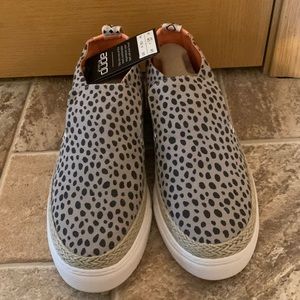 Hey Dudes size 9 Peyton Cheetah Beige Shoes